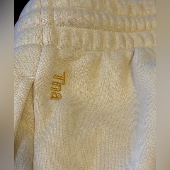 Aritzia TNA Cozy Fleece Boyfriend 6" Sweat Shorts Yellow Wheat Size Small - Picture 4 of 9